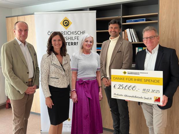 &Uuml;berreichung eines Spendenschecks an GF Maria Sauer 