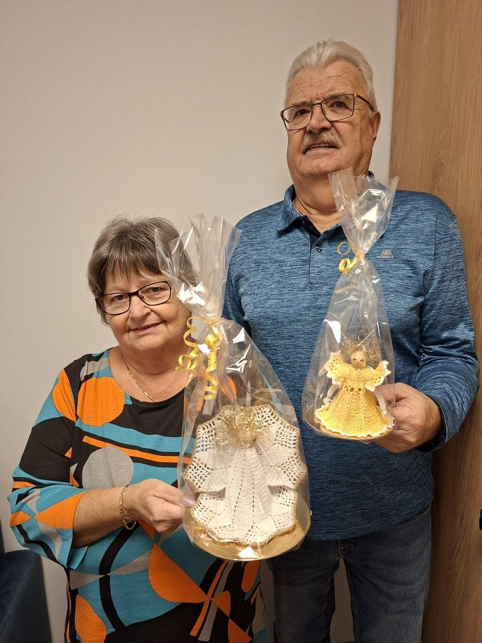 Bild von Fr. und Hr. Weber mit jeweils einem handgemachten Engel