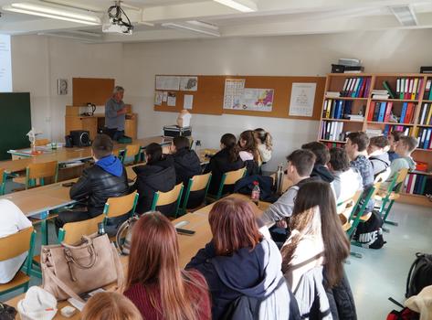 Am Gesundheitstag der HLW/HLK Freistadt am 24.10.2025 hält Peter Flink zwei Vorträge zu den Themen Krebsvorsorge und Krebs allgemein. 40 Schüler hören aufmerksam zu. Anhand eines Brusttastmodells und eines Hodenmodells werden wichtige Präventionsmaßnahmen demonstriert. Im Bild ist die Gruppe während des Vortrags zu sehen, der in einem Klassenzimmer stattfindet. Der Referent steht vorne und erklärt die Themen, während die Schüler aufmerksam zuhören.