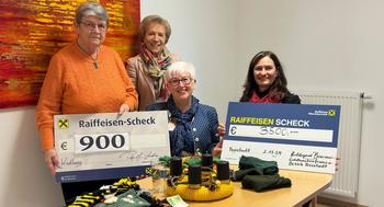 von Links: Marianne Eilmsteiner, Elfriede Pilgerstorfer und Bezirksobfrau Hildegard Biermeier, Maria Sauer. Es werden zwei Schecks überreicht.
