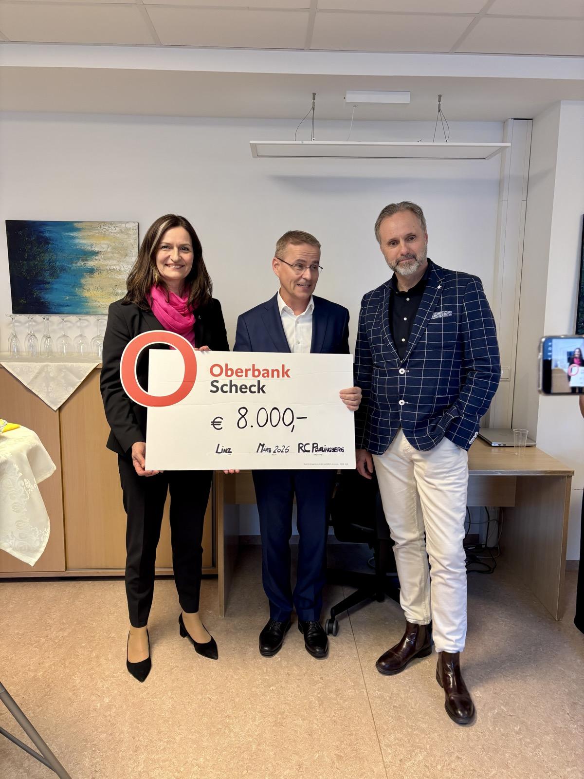 Scheckübergabe von Präsident des RC Pöstlingberg Jürgen Harich an GF Maria Sauer und Präsident Univ.-Prof. Dr. Steffen Krause