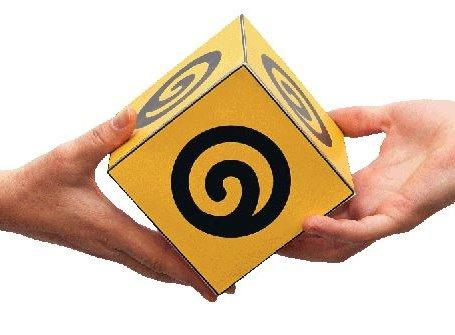 Zwei Hände auf weißen Hintergrund. Es wird ein großer Würfel übergeben, auf dem auf allen Seiten das Logo der Krebshilfe OÖ abgebildet ist.