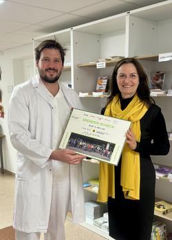 Dr. David Kiesl und Maria Sauer bei der Scheck-Übergabe.