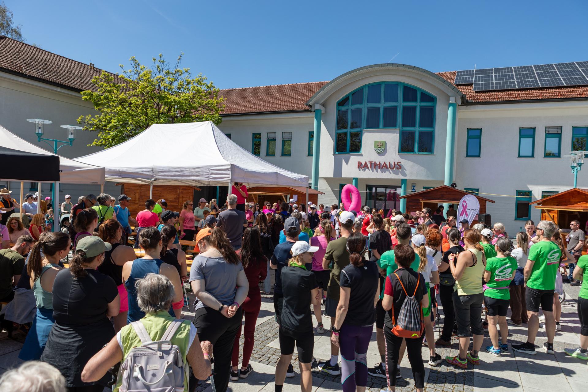 Pink Ribbon Day vor dem Gemeindeamt in Seewalchen