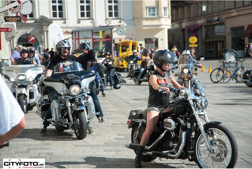 Motorradfahrer, die am Hauptplatz in Linz eine Runde drehen.