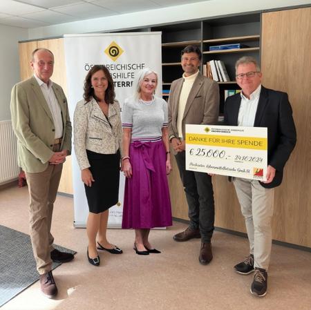 Von Links: Prim. Univ.-Prof. Dr. Martin Burian, Geschäftsführerin Maria Sauer, Mitarbeiterin Hochreiter, Mag. Peter Weidinger Geschäftsführer Hochreiter Lebensmittelgruppe, Wolfgang Hochreiter