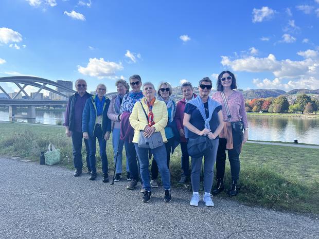 Beraterin der österreichischen Krebshilfe OÖ Monika Hartl mit Teilnehmern der Bewegungsgruppe "Gemeinsam Gehen" auf der Donaulände in Linz. 