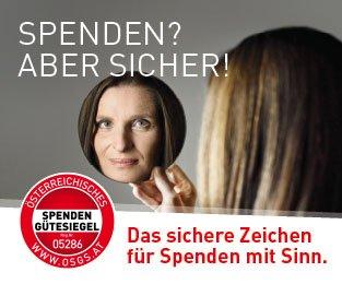 Ein Foto von einer Frau von hinten, sodass man nur die Haare sieht. Sie hält in ihrer Hand einen runden Spiegel, auf dem ihr Gesicht abgebildet ist in der Mitte vom Bild. Darüber links steht "Spenden? Aber sicher!". Unten ist eine weiße Leiste eingeblendet, darauf ist das Spendengütesiegel abgebildet und daneben steht in Rot:" Das sicherer Zeichen für Spenden mit Sinn." 