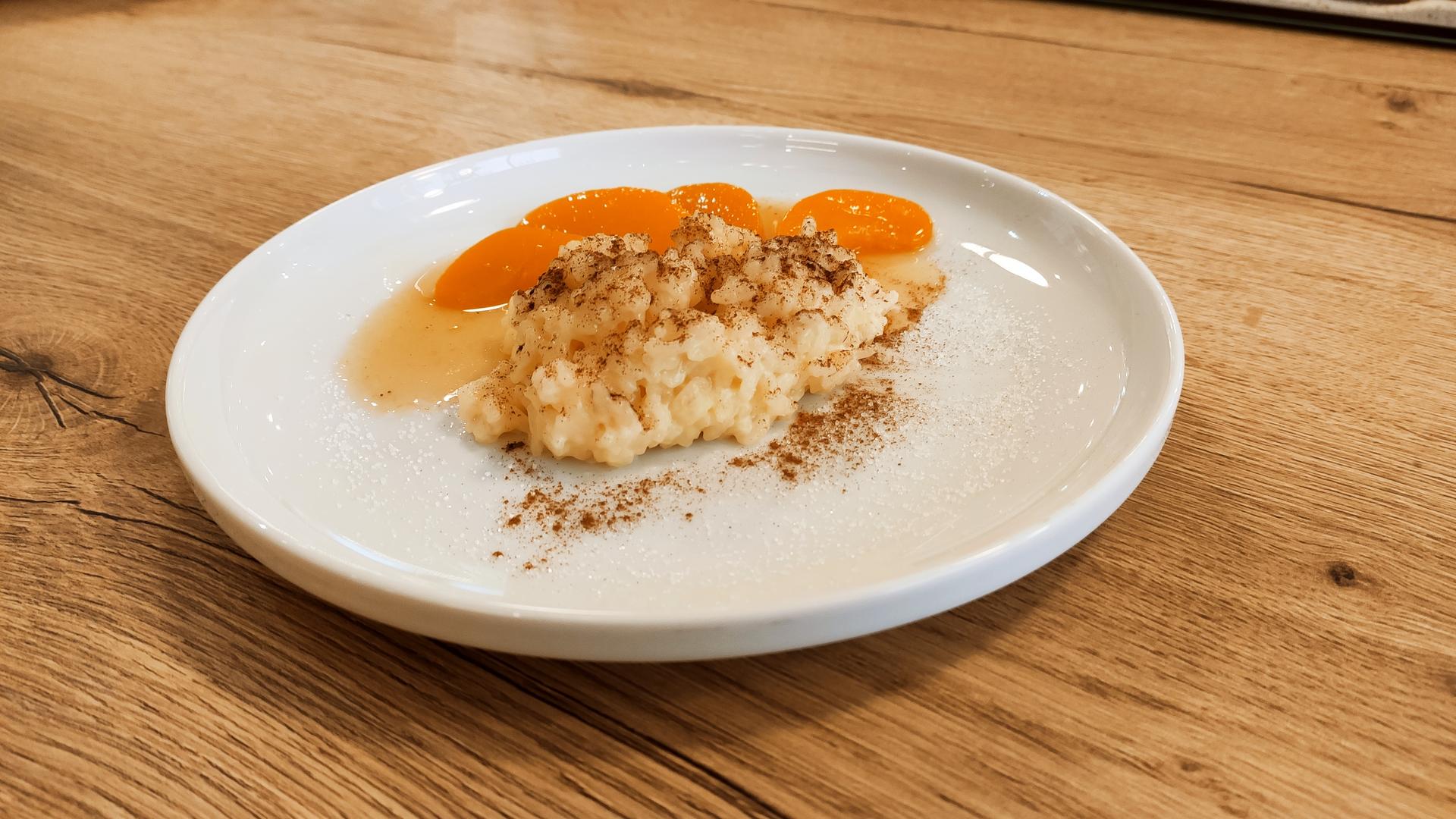 Milchreis mit Obstkompott auf Teller
