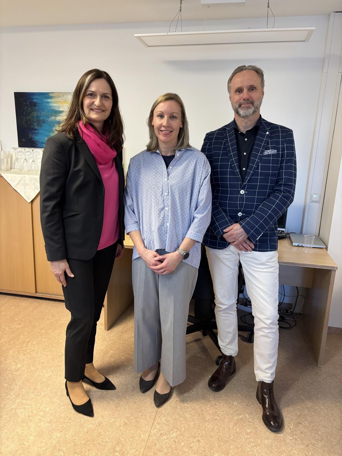 Vgbmin Karin Leitner mit GF Maria Sauer und Univ. Prof. Dr. Steffen Krause