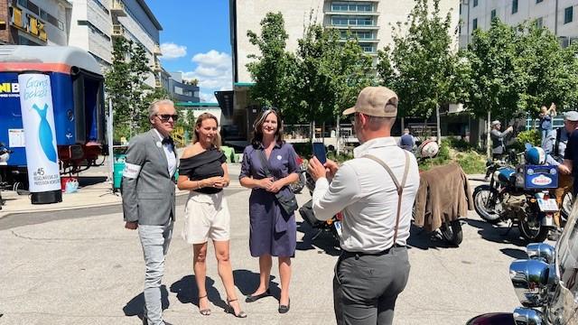 Interview mit Host Andreas Neubauer, Nicole Hüttner, und Krebshilfe Oberösterreich Geschäftsführerin Maria Sauer