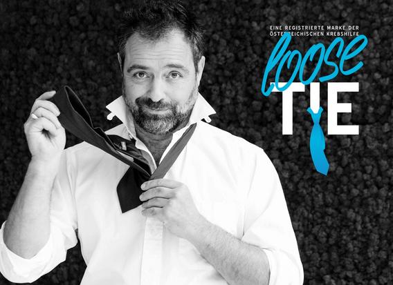 Ein Mann im weißen Hemd löst seine Krawatte und blickt in die Kamera. Rechts das Logo „loose TIE“ mit blauer Krawatte und dem Hinweis auf die Österreichische Krebshilfe.