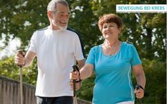 Ein Mann und eine Frau, mit Wanderstöcken, die in der Natur wandern sind