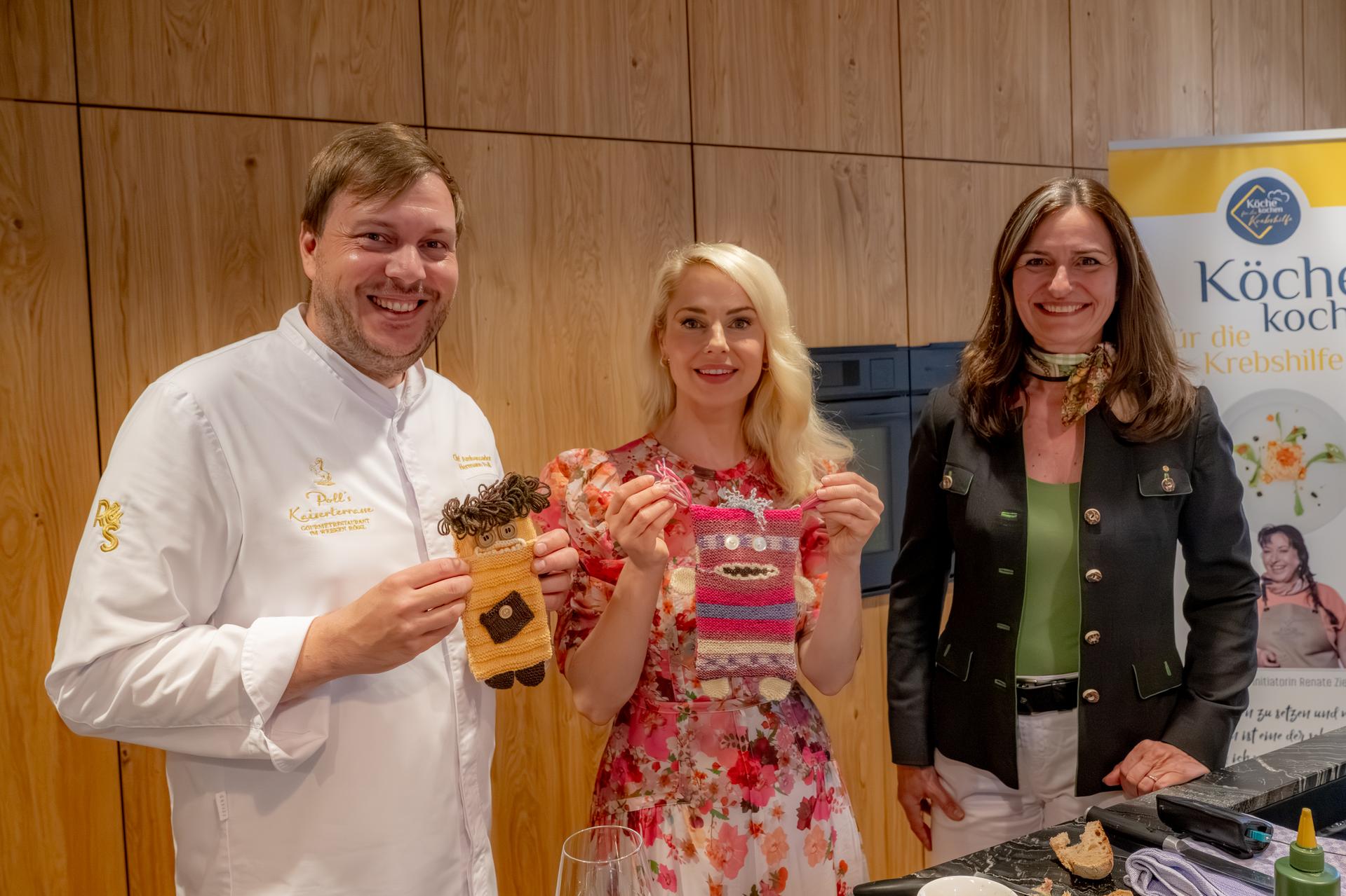 Hermann Poll, Silvia Schneider und Maria Sauer in der K&uuml;che.
