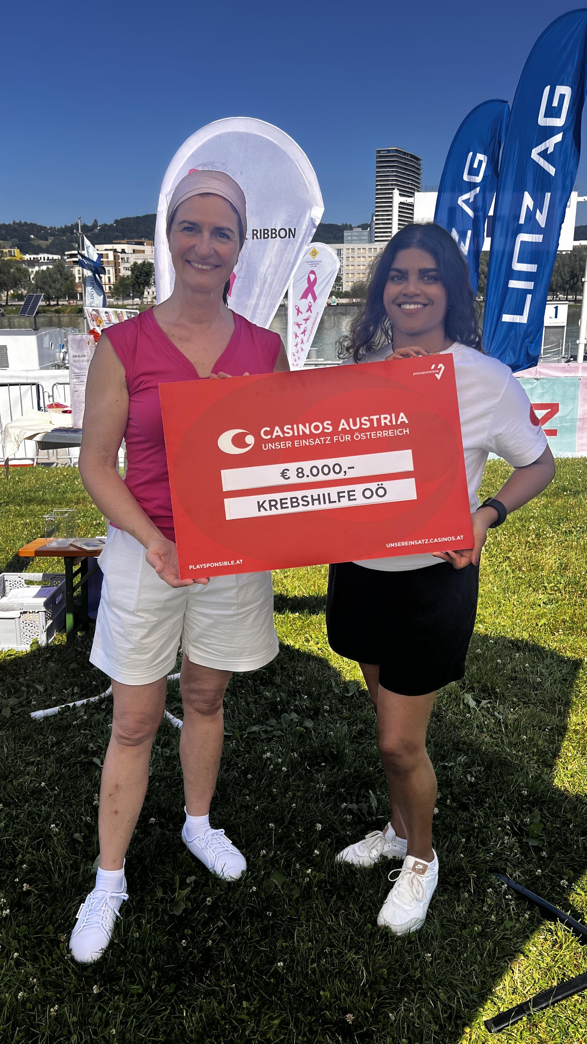 Maria Sauer und Mala Schwaiger (Casino Linz) bei der Scheckübergabe von 8.000€ an die Krebshilfe OÖ