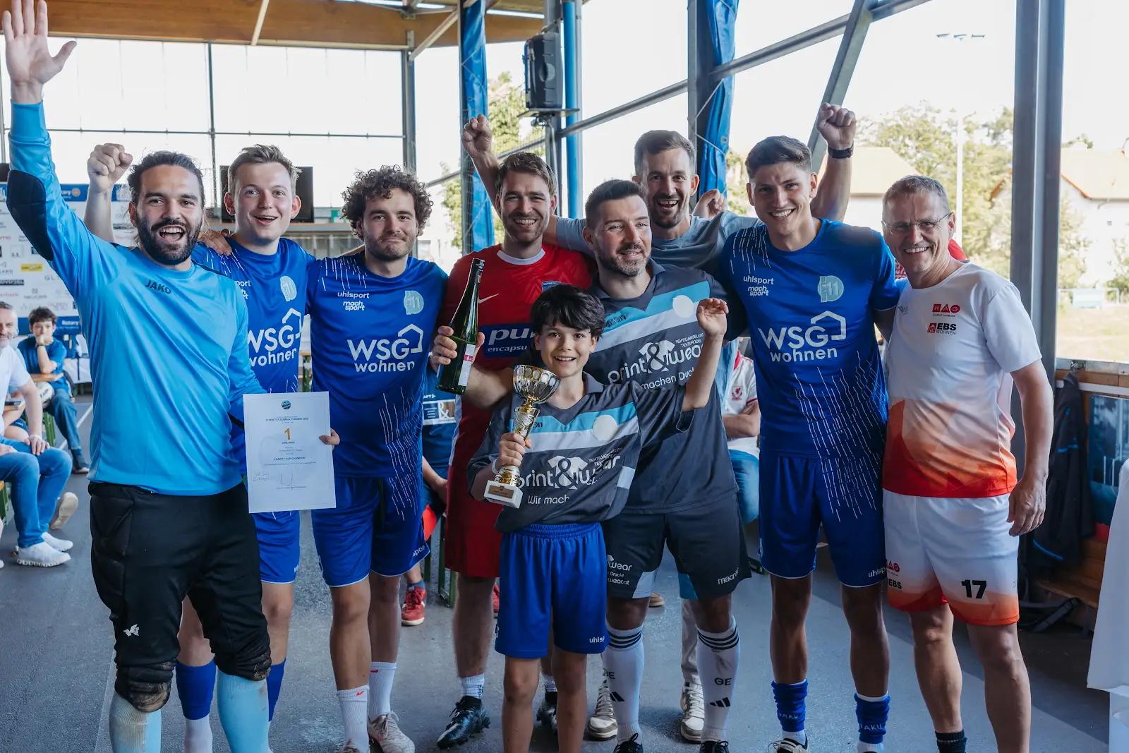 Gewinnerteam Generation O-Beine mit Torschützenkönig Felix Summender (10 Jahre alt)