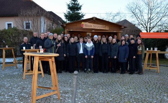 Ein Gruppenfoto des Musikverein Herzogsdorf beim Charity-Kirchenkonzert