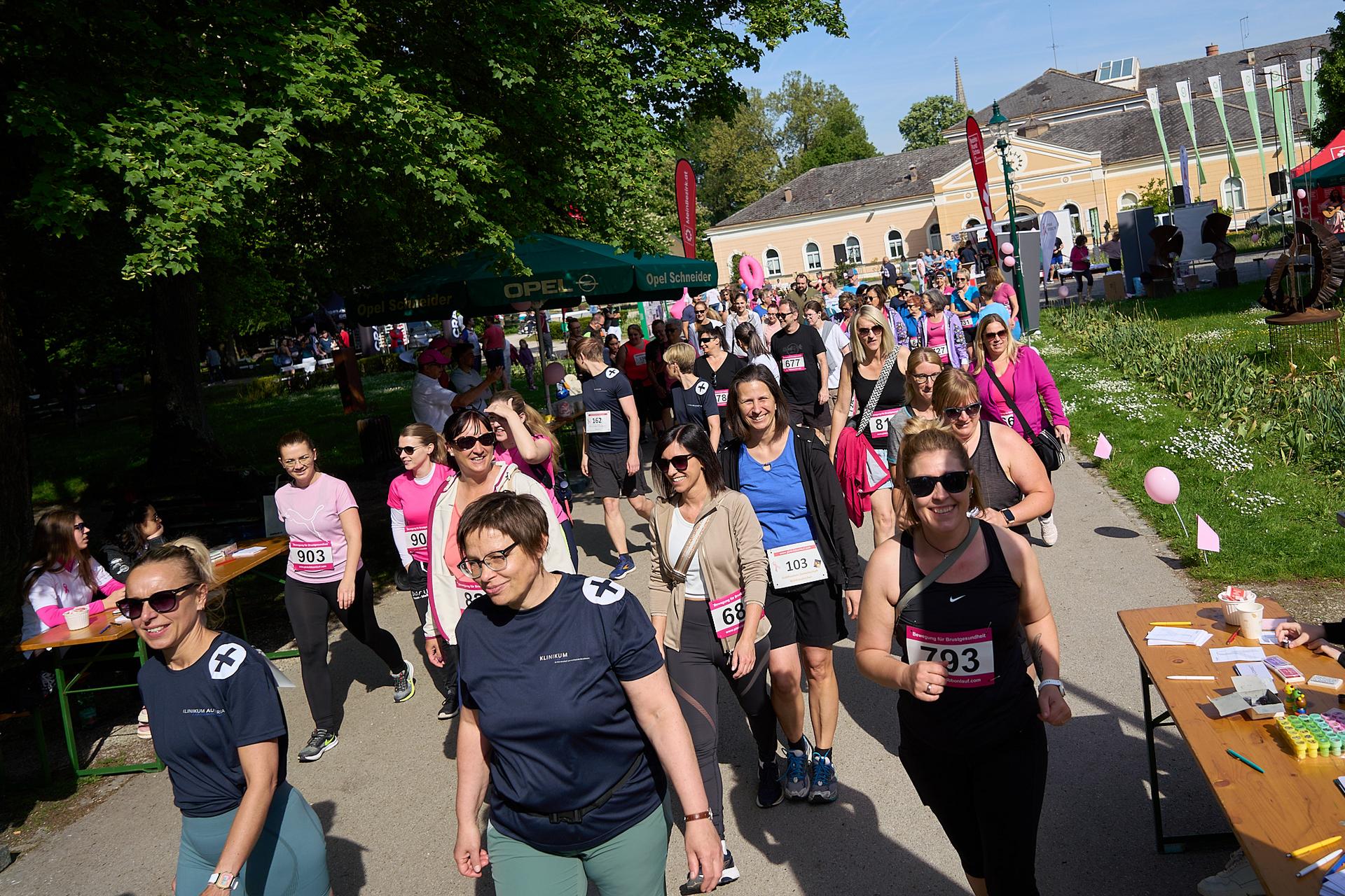 Laufende Menschen im Kurpark Bad Hall.