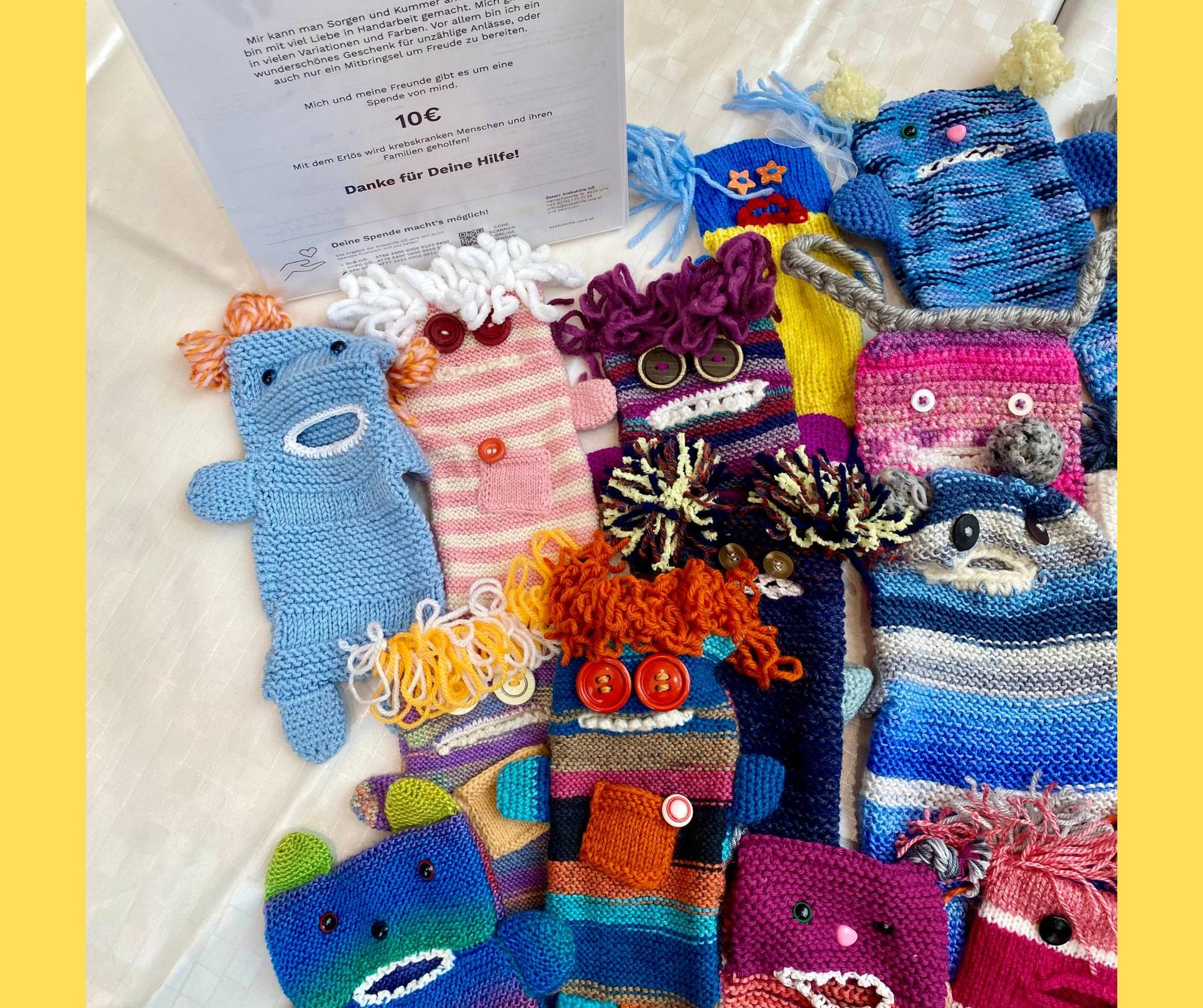 Kummerkuschler der Krebshilfe Oberösterreich, die am Tisch liegen zum Verkauf. 