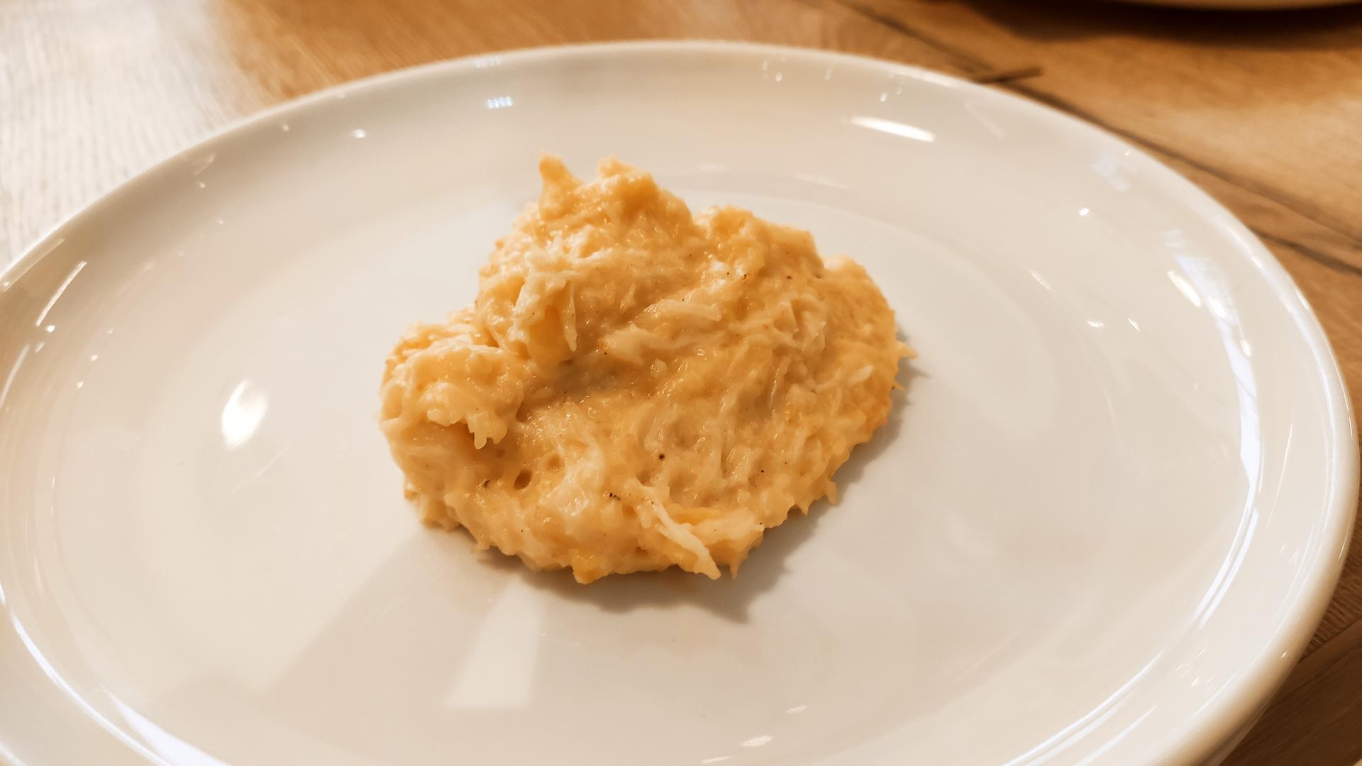 Erdäpfel-Sellerie Püree mit Mandelkick auf weißen Teller