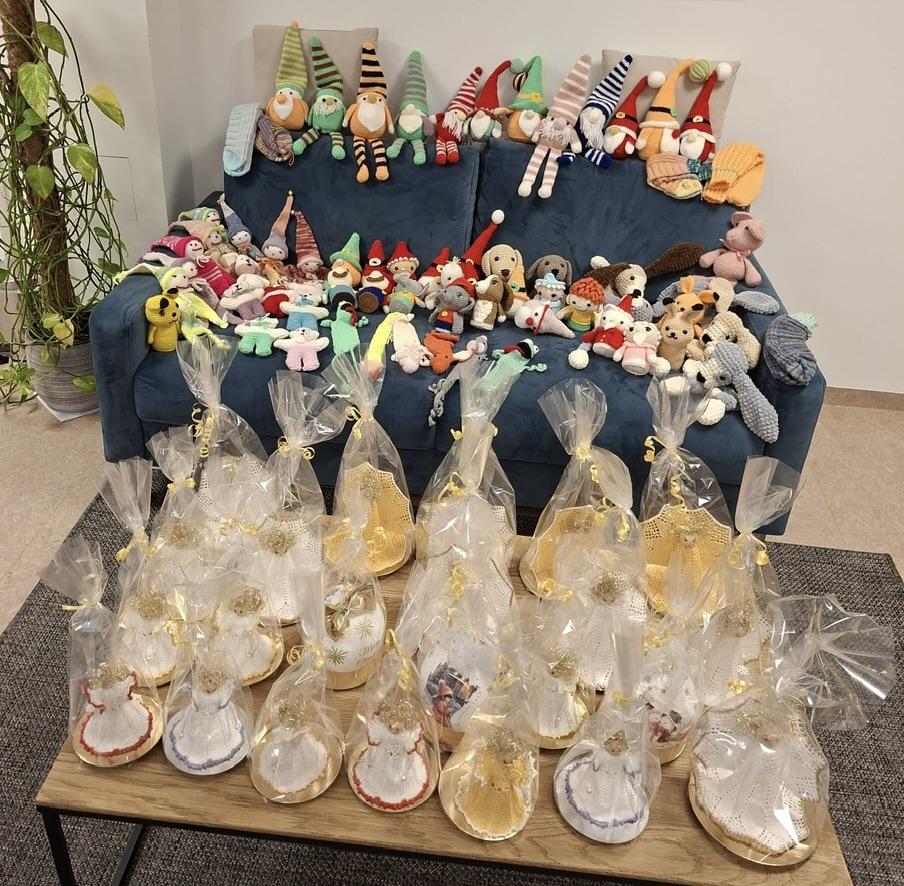 Bild von vielen handgemachten Engeln und Figuren auf einem Tisch